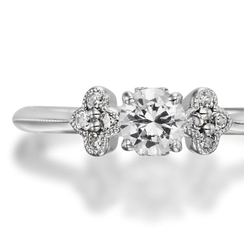 婚約指輪:ミル打ちに囲まれたメレダイヤ10石を両脇と台座にそえた可愛らしいデザイン