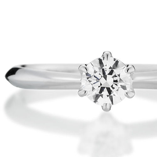 婚約指輪:アーム部分のエッジが印象的な印象のティファニーセッティング