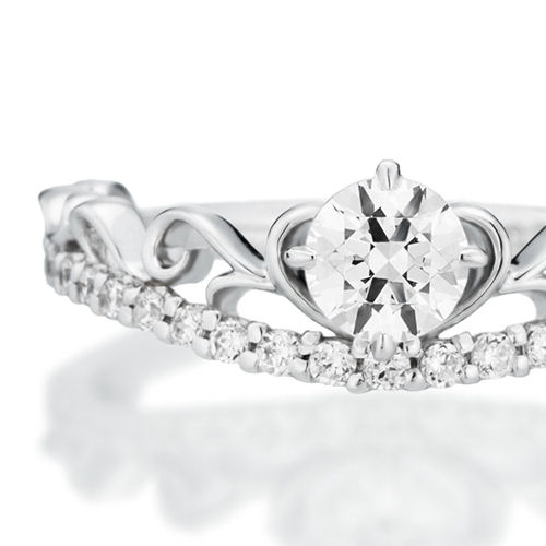 婚約指輪:緩やかなV字フォルムに華やかにダイヤを配した豪華なティアラスタイル