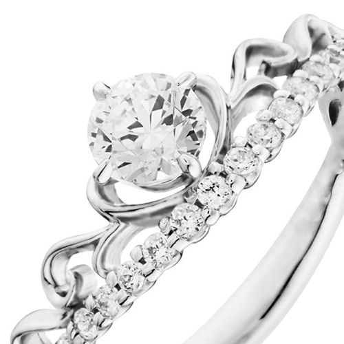 婚約指輪:緩やかなV字フォルムに華やかにダイヤを配した豪華なティアラスタイル