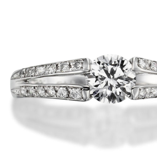 婚約指輪:2本のアームにメレダイヤを贅沢にあしらったモダンでスタイリッシュなデザイン