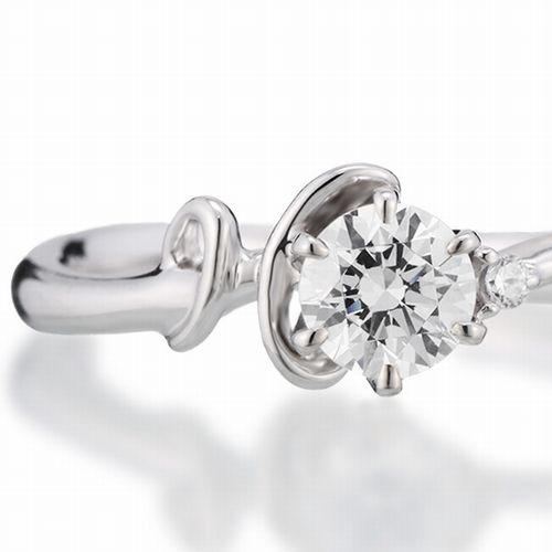婚約指輪:アルファベット『H』モチーフのウェーブラインにダイヤを添えて