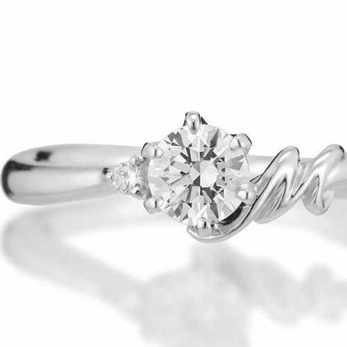 婚約指輪:アルファベット『M』モチーフのウェーブラインにダイヤを添えて