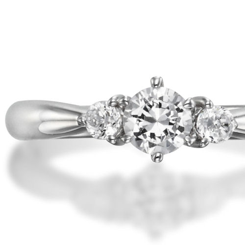 婚約指輪:シンプルなストレートラインに大きめのメレダイヤを添えた人気のトリロジーリング
