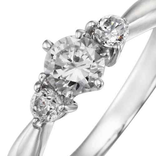 婚約指輪:シンプルなストレートラインに大きめのメレダイヤを添えた人気のトリロジーリング