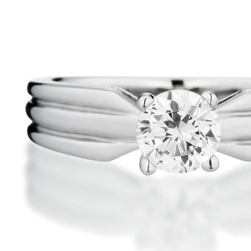 婚約指輪:フラットなストレートアームにアクセントでラインを入れた幅広ソリティアデザイン