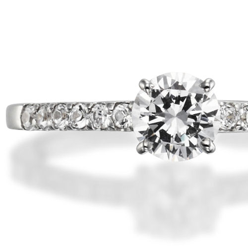 婚約指輪:中石とストレートに並ぶメレダイヤの絶妙なバランスが美しい定番エタニティリング