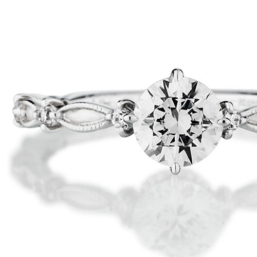 婚約指輪:細身のアームにミル打ちとメレダイヤをアクセントにした繊細で上品なデザイン