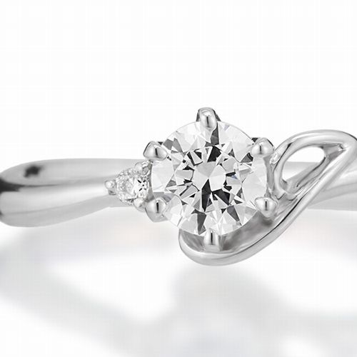 婚約指輪:アルファベット『J』モチーフのウェーブラインにダイヤを添えて