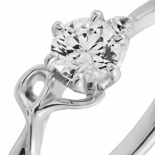 婚約指輪:アルファベット『R』モチーフのウェーブラインにダイヤを添えて