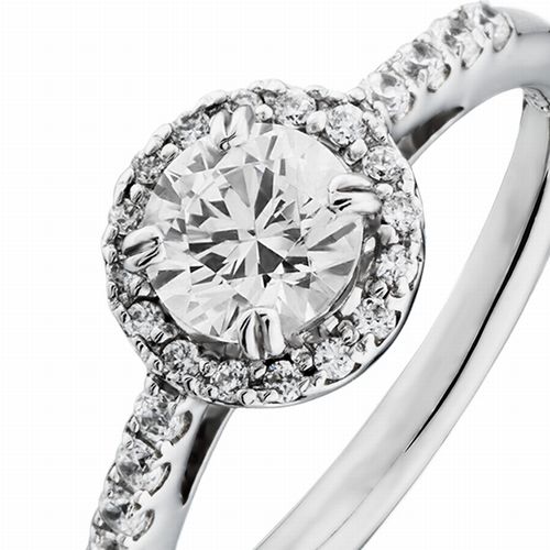 婚約指輪:中央のダイヤの周りとアーム部分が一体となってメレダイヤ取り巻くヘイロースタイル