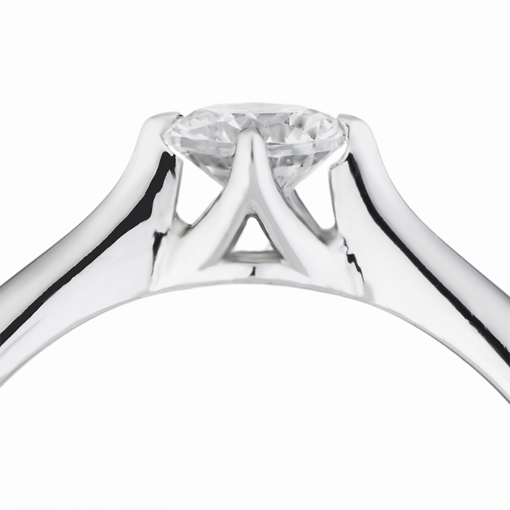 伸びやかなストレートラインのアームがダイヤモンドを支えるソリティアリング