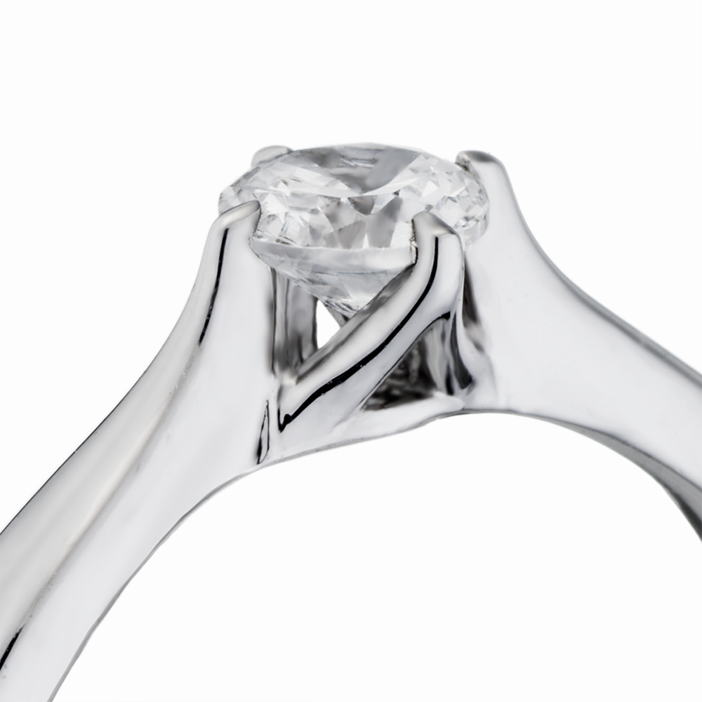 伸びやかなストレートラインのアームがダイヤモンドを支えるソリティアリング