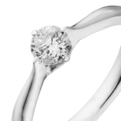婚約指輪:伸びやかなストレートラインのアームがダイヤモンドを包むようなソリティアリング