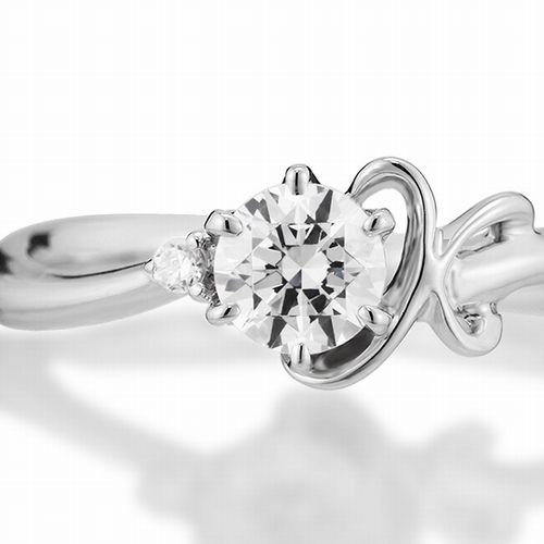 婚約指輪:アルファベット『K』モチーフのウェーブラインにダイヤを添えて