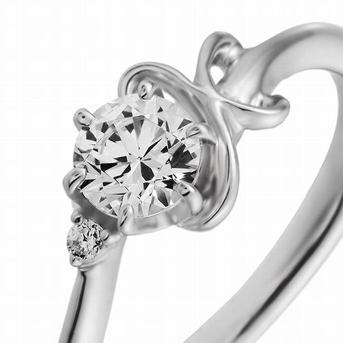 婚約指輪:アルファベット『K』モチーフのウェーブラインにダイヤを添えて