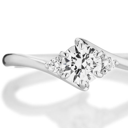 婚約指輪:スリムなS字ラインのアームに2石のダイヤを添えて