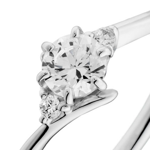 婚約指輪:スリムなS字ラインのアームに2石のダイヤを添えて