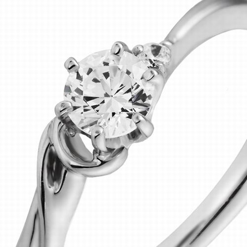 婚約指輪:アルファベット『A』モチーフのウェーブラインにダイヤを添えて
