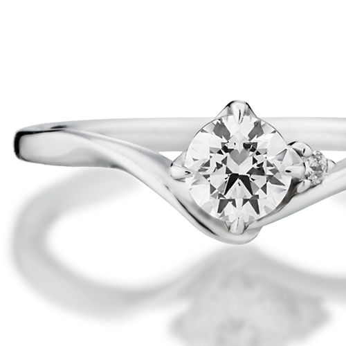 婚約指輪:こだわりの美しいV字ラインにダイヤモンドを1石添えて