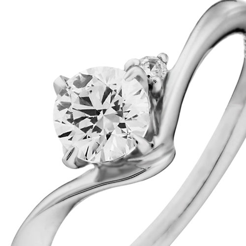 婚約指輪:こだわりの美しいV字ラインにダイヤモンドを1石添えて