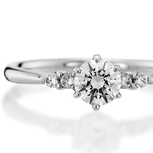 婚約指輪:シンプルでスリムなストレートラインに4石のダイヤを添えて