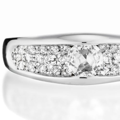 婚約指輪:中石がレールに留められたその内側にびっしりとメレダイヤを散りばめたパヴェリング