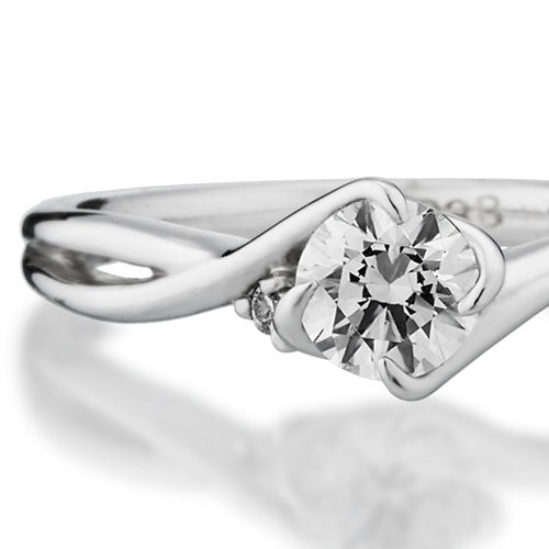 婚約指輪:アームと爪が一体となって中石を優しく包み込むS字のスタイル