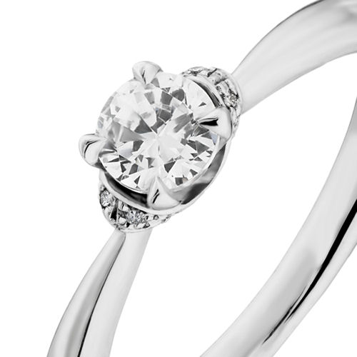 婚約指輪:シンプルなストレートリングにアクセントで台座部分にダイヤを配したデザイン