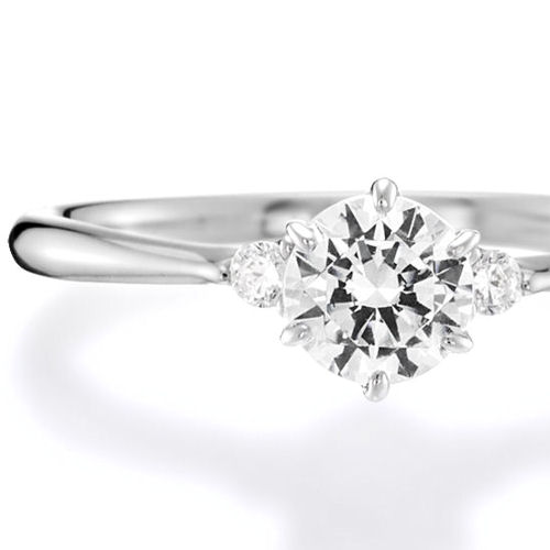 婚約指輪:シンプルでスリムなストレートラインにダイヤを添えた人気デザイン