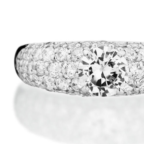 婚約指輪:60石以上のメレダイヤをびっしりと敷き詰めたゴージャスなパヴェデザイン
