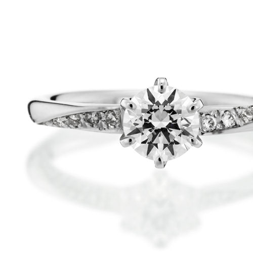婚約指輪:ストレートアームに斜めにメレダイヤモンドを配したシンプルで贅沢感のあるデザイン