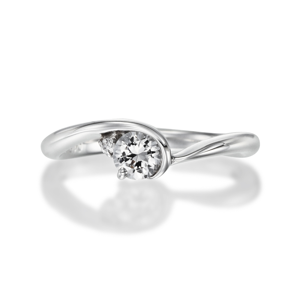婚約指輪:優しい曲線を描くアームが真ん中のダイヤモンドを守るように包み込んだリング