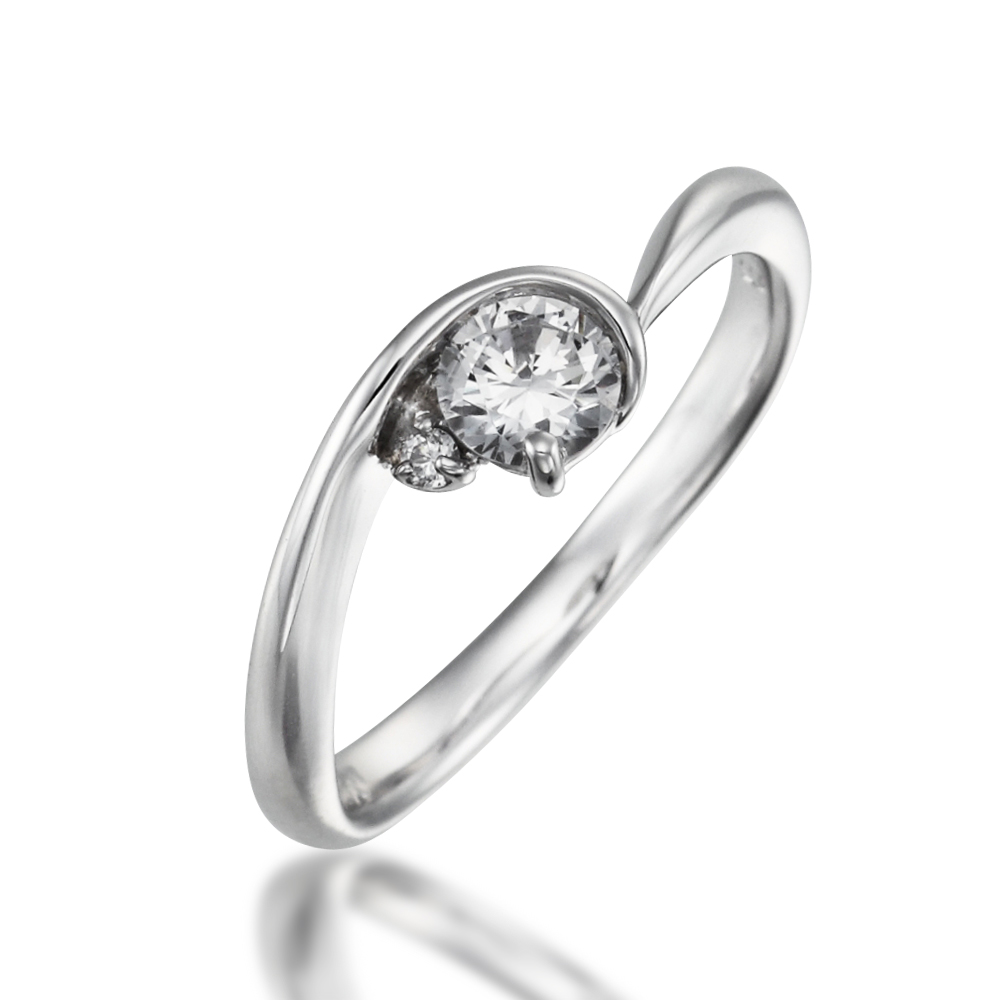 婚約指輪:優しい曲線を描くアームが真ん中のダイヤモンドを守るように包み込んだリング
