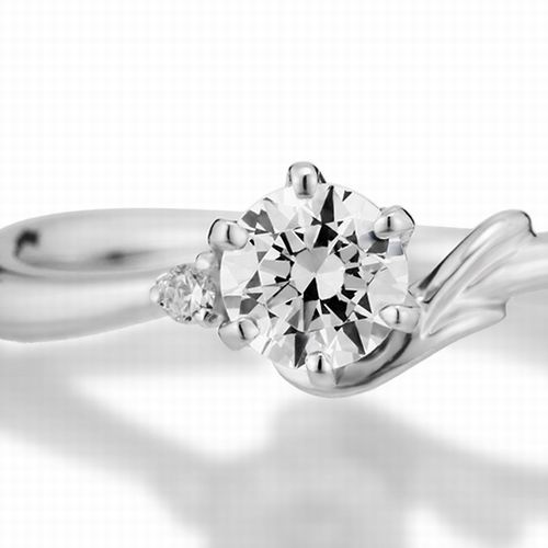 婚約指輪:アルファベット『F』モチーフのウェーブラインにダイヤを添えて