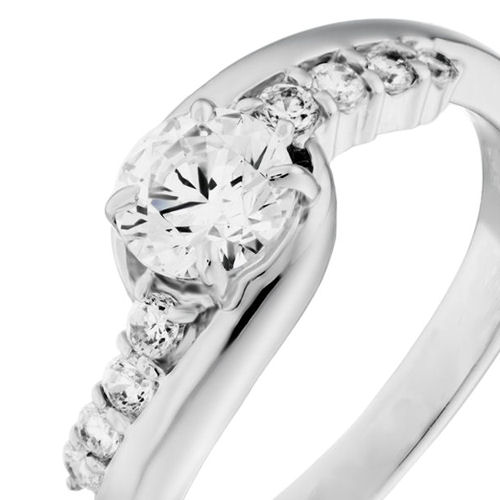 婚約指輪:重厚感のあるプラチナとメレダイヤで中石を包み込むS字ラインのデザイン