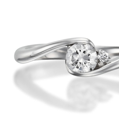 婚約指輪:手と手を合わせたように真ん中のダイヤモンドを守るように包み込んだリング