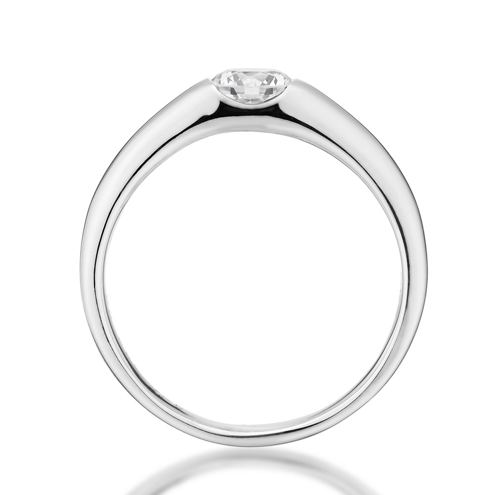 婚約指輪 シンプルな平甲丸リングに一粒ダイヤをあしらったスタイリッシュな幅広リング 福岡の婚約指輪 結婚指輪 宝石 時計いのうえ