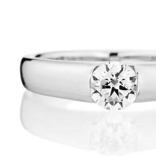 婚約指輪:もっともシンプルな平甲丸ならではのスタイリッシュなお洒落感が魅力のデザイン